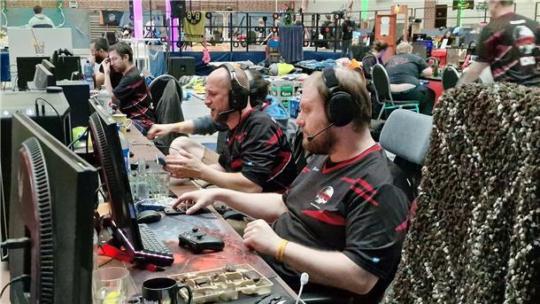 Braker Sporthalle wird zum Zocker-Paradies Aus ganz Deutschland kamen die Teilnehmer der LAN-Party in die Braker Großsporthalle. Einige waren sogar aus dem Ausland angereist. Die weiteste Anreise hatte ein Besucher aus Irland.