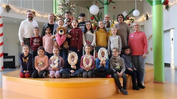 Aus jeder Klasse kam ein Kind zur Spendenübergabe. Beim Sponsorenlauf haben die Schülerinnen und Schüler 3.000 Euro für das Kinder- und Jugendhospiz in Syke erlaufen.
