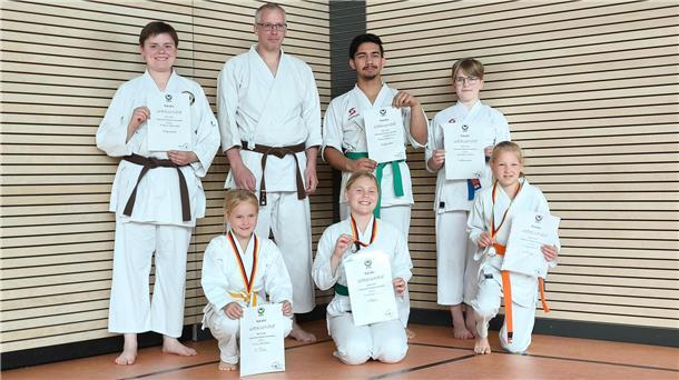 (von links stehend) Kimberley Schemaitat, Kai Büsing, Daniel Salazar und Charlotte Schütze sowie (kniend von links) Lina Minßen, Lea Garian und Emilia Schmidt
