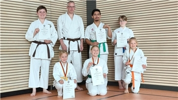 (von links stehend) Kimberley Schemaitat, Kai Büsing, Daniel Salazar und Charlotte Schütze sowie (kniend von links) Lina Minßen, Lea Garian und Emilia Schmidt