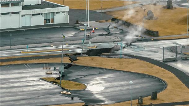 Vulkangefahr auf Island: Stadt Grindavík evakuiert  Aus Rissen im Boden in der isländsichen Stadt Grindavik steigt Rauch auf (Luftaufnahme mit Drohne).