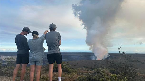 Vulkan liefert Spektakel Aus sicherer Entfernung beobachten Menschen den Vulkanausbruch auf Hawaii.