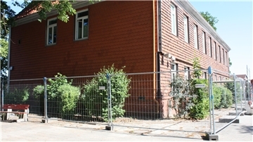 Ein Bauzaun grenzt das „Alte Forsthaus“ der Grundschule Hagen ab.