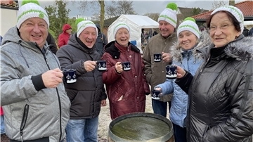 Aus Thüringen stammt diese muntere Truppe, die sich am Donnerstag im Winterdorf mit Glühwein zuprostet.