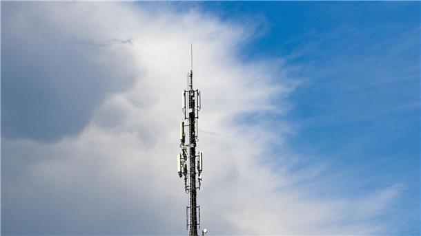 4G-Funklöcher: Netzbetreibern drohen Bußgelder Ausbaupflicht: Haben die Netzbetreiber Deutsche Telekom, Vodafone und Telefónica (O2) alle Zusagen eingehalten?