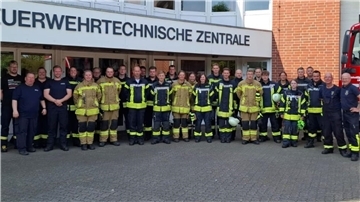 Ausbilderteam und Teilnehmer des ersten QS3-Lehrgangs (Truppführer/in) an der FTZ Schiffdorf. Alle 23 Teilnehmer bestanden ihre Leistungsprüfung, ebenso so zweite Lehrgang mit 26 Teilnehmern.