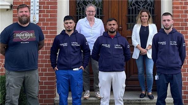 Ausbildungsstart bei NSW. Das Foto zeigt (von links): Jan Schneider (stellvertretender Betriebsratsvorsitzender), Baris Ari (Auszubildender), Andrea Lukes (Ausbilderin), Baran Kizilkaya (Auszubildender), Melanie Windhorst (Personalleiterin), und Cruz Guderjahn (Auszubildender).