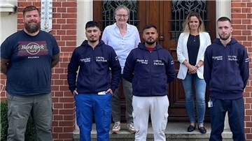 Ausbildungsstart bei NSW. Das Foto zeigt (von links): Jan Schneider (stellvertretender Betriebsratsvorsitzender), Baris Ari (Auszubildender), Andrea Lukes (Ausbilderin), Baran Kizilkaya (Auszubildender), Melanie Windhorst (Personalleiterin), und Cruz Guderjahn (Auszubildender).