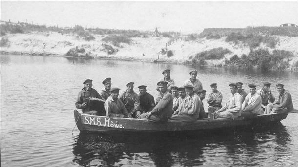 Musikalisch und immer hungrig: Wer war eigentlich Hein Mück aus Bremerhaven? Soldaten sitzen in einem Marinekutter.