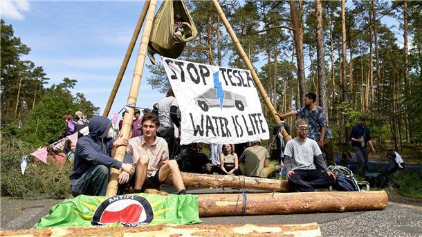 Protest gegen Tesla dürfte nach Aktionswoche weitergehen Ausgangspunkt der Proteste war das in der Nähe des Autowerks in Grünheide errichtete Protestcamp.