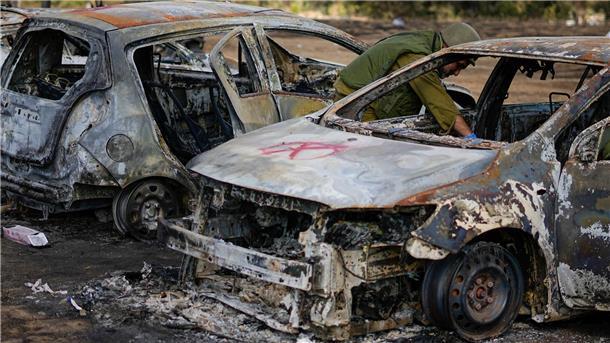 Bericht: Israel verschiebt Bodenoffensive wegen des Wetters Ausgebrannte Wagen stehen auf dem Gelände eines Musikfestivals nahe der Grenze zum Gazastreifen. Mindestens 260 israelische Festivalbesucher wurden bei dem Angriff am vergangenen Samstag (07.10.2023) getötet.
