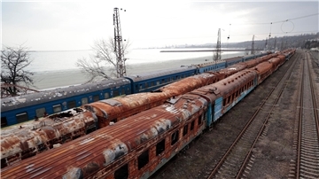 Ausgebrannte Waggons am Bahnhof in Mariupol. Russland soll an einer neuen Bahnstrecke in die Küstenstadt arbeiten. (Archivbild)