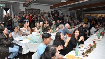 Ausgelassene Stimmung bei der "Tafel der Demokratie": Das Publikum ließ sich von den Rhythmen und der beeindruckenden Show der kolumbianischen Tanzgruppe verzaubern.