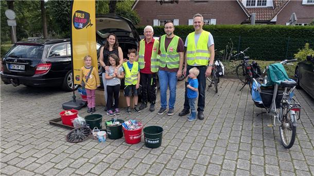 Viel Müll auf einem Spielplatz: Sittenser räumen auf Ausgestattet mit Handschuhen und Müllsäcken reinigte die Gruppe unter anderem die Bereiche um den Mühlenteich, den Kirchpark und der Grundschule.