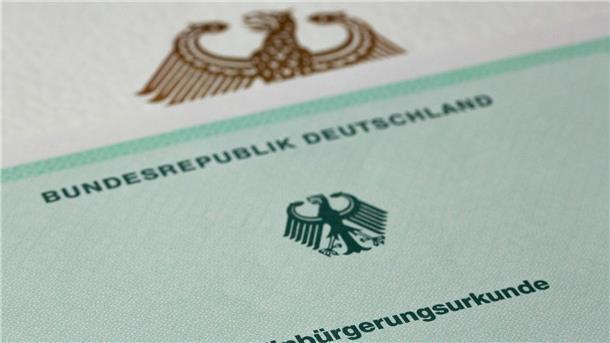 Union macht Front gegen leichtere Einbürgerung Ausländer in Deutschland sollen nach Plänen der Bundesregierung leichter eine Staatsangehörigkeit erhalten können.
