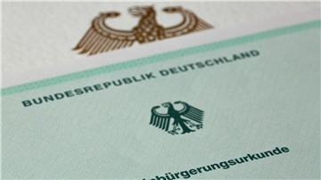 Ausländer in Deutschland sollen nach Plänen der Bundesregierung leichter eine Staatsangehörigkeit erhalten können.
