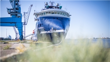 Ausnahmsweise hat die „REM Energy“, das neue Hybridschiff von Siemens Gamesa, an der Columbuskaje festgemacht. Sonst legt sie alle 14 Tage an der Stromkaje an.