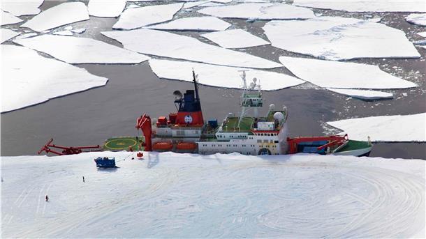 Die Polarstern im Eis.
