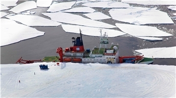 Die Polarstern im Eis.