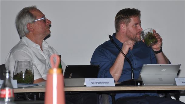 Ausschussvorsitzender Gerd Sannmann (links) und Gemeindebürgermeister Marc Breitenfeld schnuppern gewissermaßen an der Zukunft des Moores: Das gleichnamige StartUp stellte Torfmoose zur Anschauung zur Verfügung.