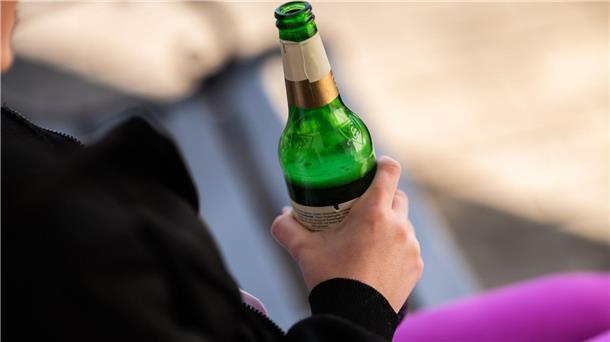 Ausschweifendes Alkohol trinken nimmt laut einer Studie bei jungen Leuten wieder zu. (Archivbild)