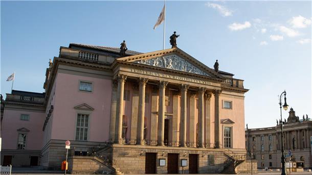 Außenansicht der Staatsoper Unter den Linden im Sonnenuntergang.