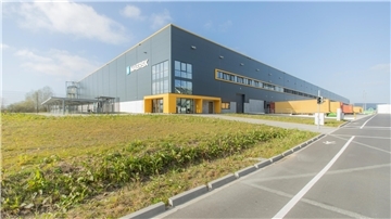 Außenansicht des modernen Logistikgebäudes mit Büro- und Lagerbereich.