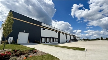 Außenansicht des neuen Logistikzentrums in Huntley (Illinois) von L.I.T. und PALFINGER, das die Ersatzteilversorgung in Nordamerika stärkt.