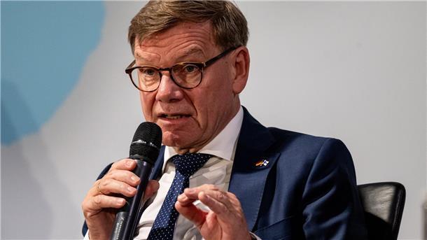 Wadephul macht Tempo bei neuen Freihandelsabkommen Außenminister Johann Wadephul (CDU) beim Wirtschaftstag der Botschafterkonferenz im Auswärtigen Amt.