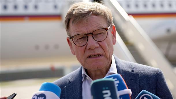 Wadephul-Kritik an China vor Besuch in Japan und Indonesien Außenminister Johann Wadephul (CDU) reist nach Japan und Indonesien. Auch dort wird die Lage in der Ukraine und der Umgang mit China eine große Rolle spielen.