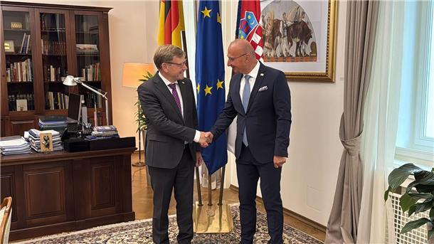 Außenminister Johann Wadephul (CDU) wird von seinem kroatischen Kollegen Gordan Grlic Radman in der Hauptstadt Zagreb zum Antrittsbesuch empfangen.