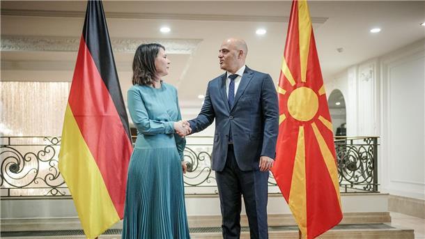 Ungarn würde Putin nicht festnehmen Außenministerin Annalena Baerbock (Bündnis 90/Die Grünen) wird in der nordmazedonischen Hauptstadt Skopje von Dimitar Kovahevski, Ministerpräsident von Nordmazedonien, empfangen.