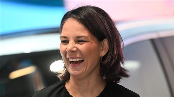 Baerbock mahnt Autobauer: „Abhängigkeiten reduzieren“ Außenministerin Annalena Baerbock (Bündnis 90/Die Grünen) besucht die IAA.