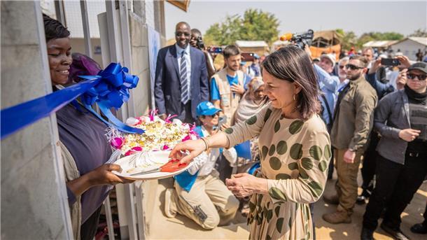 Baerbock: Fünf-Punkte-Initiative zur Vermittlung im Sudan Außenministerin Annalena Baerbock eröffnet bei ihrem Besuch in der Flüchtlingssiedlung Gorom einen Rückzugsraum für Frauen.