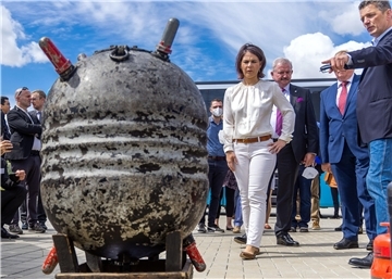 Außenministerin Annalena Baerbock (Grüne) vor einer in der Nordsee geborgenen Wassermine aus dem Ersten Weltkrieg