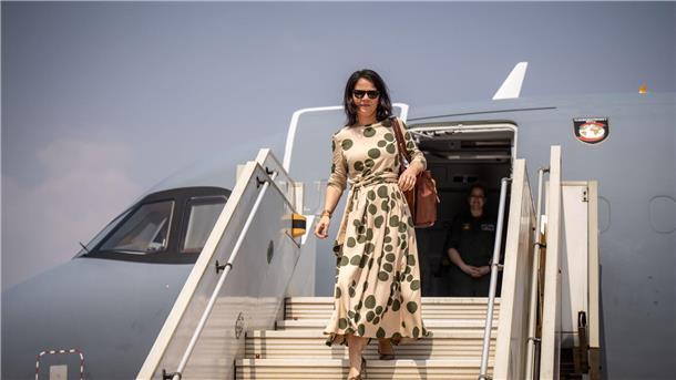 Baerbock: Fünf-Punkte-Initiative zur Vermittlung im Sudan Außenministerin Annalena Baerbock kommt am Flughafen in Juba an.