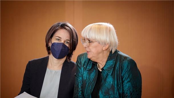 Rückgabe von Benin-Bronzen: Ministerinnen-Reise nach Nigeria Außenministerin Annalena Baerbock (l) und Kulturstaatsministerin Claudia Roth reisen nach Nigeria.
