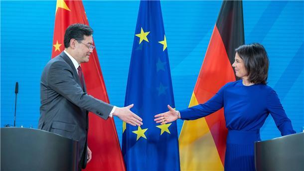 Baerbock ruft China zu offenem Dialog über Differenzen auf Außenministerin Annalena Baerbock mit ihrem chinesischen Amtskollegen Qin Gang.