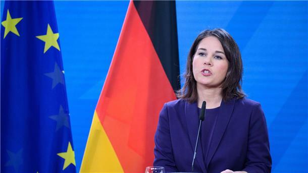 Ungarn würde Putin nicht festnehmen Außenministerin Annalena Baerbock reist nach Nordmazedonien und Georgien.
