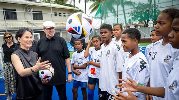 Baerbock verschießt Elfer: Deutschland-Fidschi 1:5 Außenministerin Annalena Baerbock trifft Fußballspieler und Fußballspielerinnen in Fidschi.