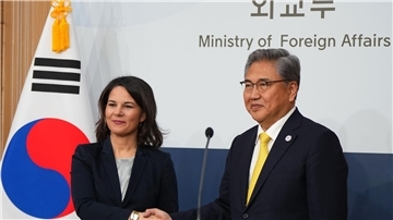 Außenministerin Annalena Baerbock und ihr südkoreanischer Amtskollege Park Jin in Seoul.