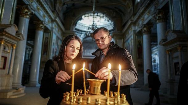 Baerbock besucht mit Kuleba südukrainische Hafenstadt Odessa Außenministerin Annalena Baerbock und ihr ukrainischer Amtskollege Dmytro Kuleba beim Besuch der Verklärungskathedrale in der Hafenstadt Odessa.