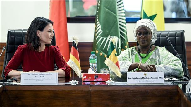 Baerbock: Für Sicherheit in Europa Westafrika stabilisieren Außenministerin Annalena Baerbock versucht in Westafrika, die Ausbreitung der Gewalt nach den Militärputschen im Sahel einzudämmen. Dem Senegal kommt eine Mittlerrolle zu.