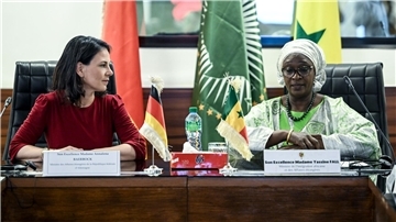 Außenministerin Annalena Baerbock versucht in Westafrika, die Ausbreitung der Gewalt nach den Militärputschen im Sahel einzudämmen. Dem Senegal kommt eine Mittlerrolle zu.