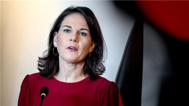 Baerbock: Für Sicherheit in Europa Westafrika stabilisieren Außenministerin Annalena Baerbock versucht in Westafrika, die Ausbreitung der Gewalt nach den Militärputschen m Sahel einzudämmen.