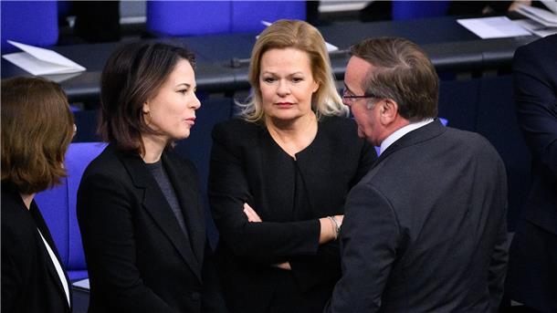 Bundesregierung zeichnet neun deutsche Friedenssicherer aus Außenministerin Annalena Baerbock (v.l.), Innenministerin Nancy Faeser und Verteidigungsminister Boris Pistorius ehren am heutigen „Tag des Peacekeeping“ zivile Experten, Polizisten und Soldaten.