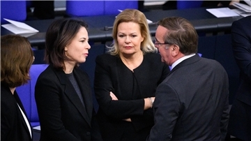 Außenministerin Annalena Baerbock (v.l.), Innenministerin Nancy Faeser und Verteidigungsminister Boris Pistorius ehren am heutigen „Tag des Peacekeeping“ zivile Experten, Polizisten und Soldaten.