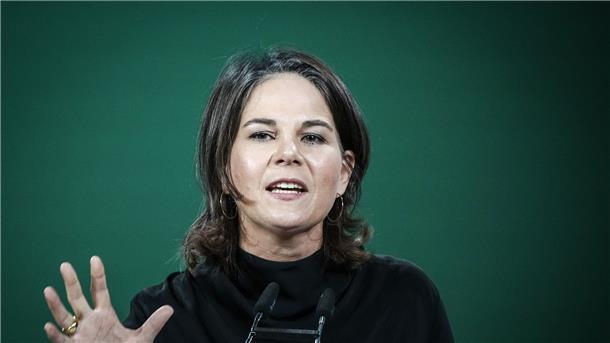 Hafenbeteiligung: Baerbock warnt vor Abhängigkeit von China Außenministerin Annalena Baerbock warnt davor, dass Deutschland sich von China abhängig macht.