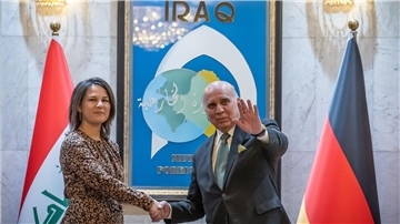 Außenministerin Annalena Baerbock wird von ihrem irakischen Amtskollegen Fuad Hussein begrüßt.