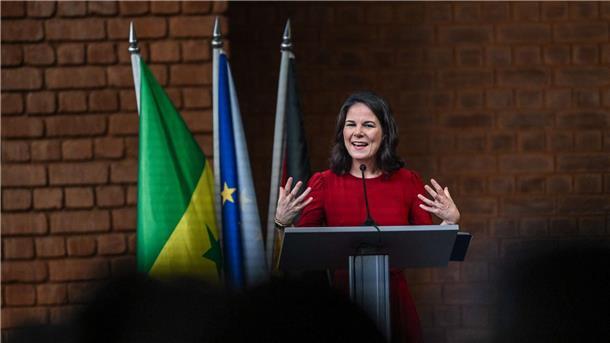 Außenministerin Annalena Baerbock wirft Russland und China vor, in Afrika Wunden der Kolonialisierung zu instrumentalisieren. Sie will bessere Angebote machen.